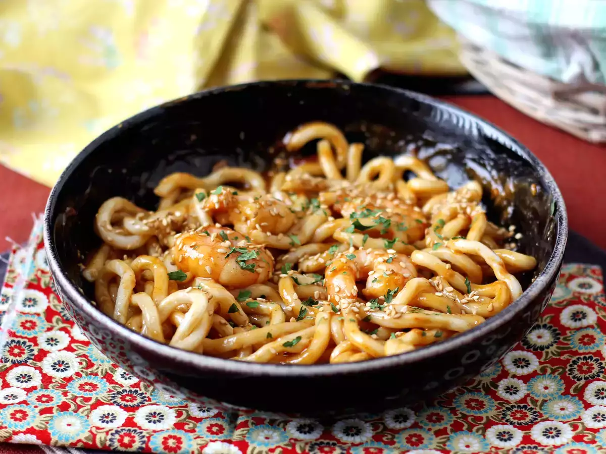 Garnélarákos udon tészta fűszeres mogyorószósszal - fotó 2
