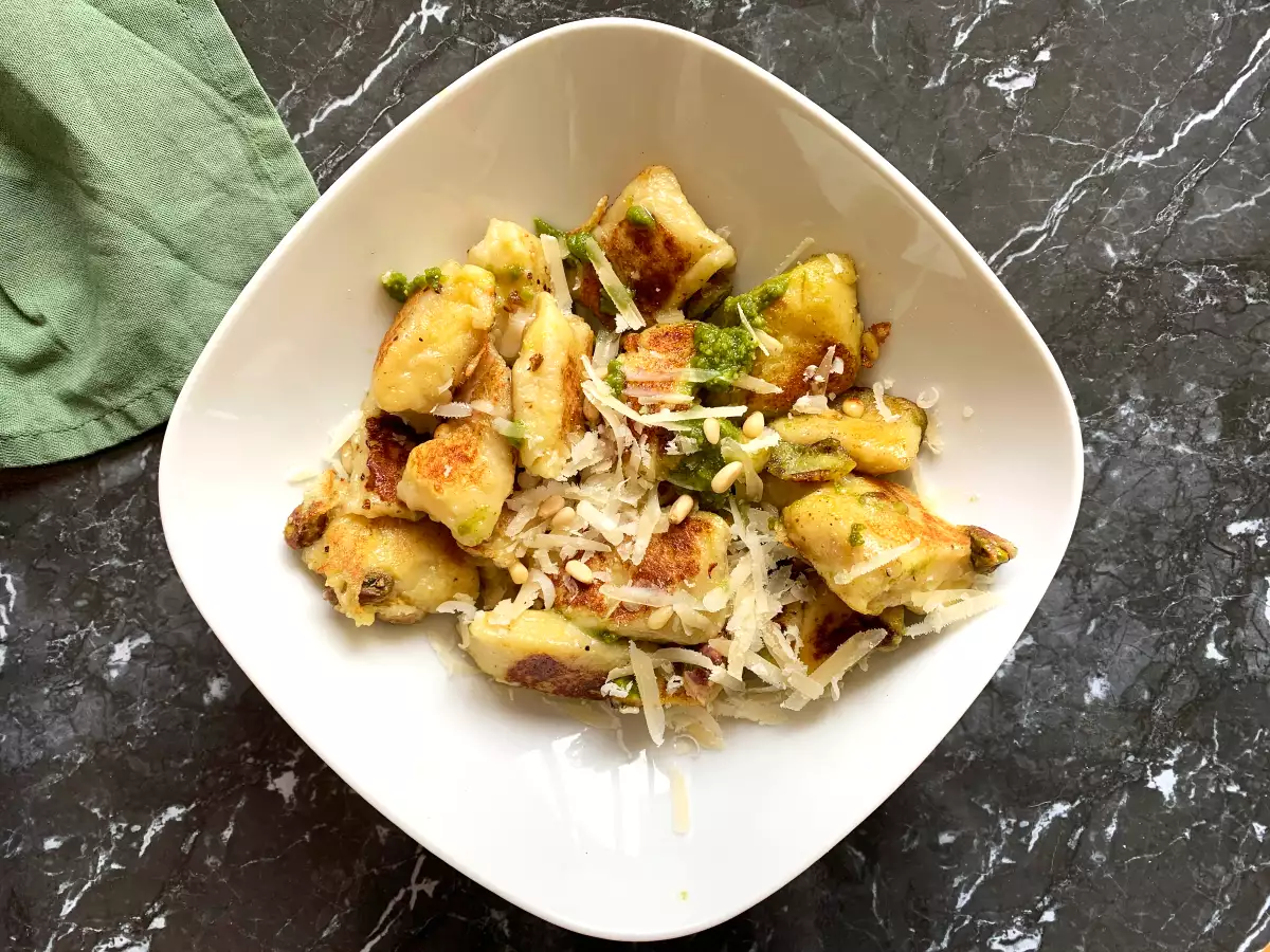 Gnocchi-mozza zöld pestóval