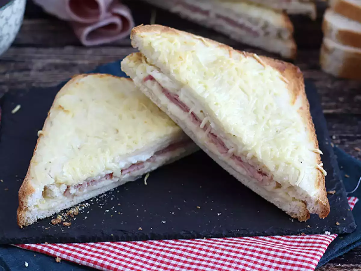Gourmet croque-monsieur béchamel mártással