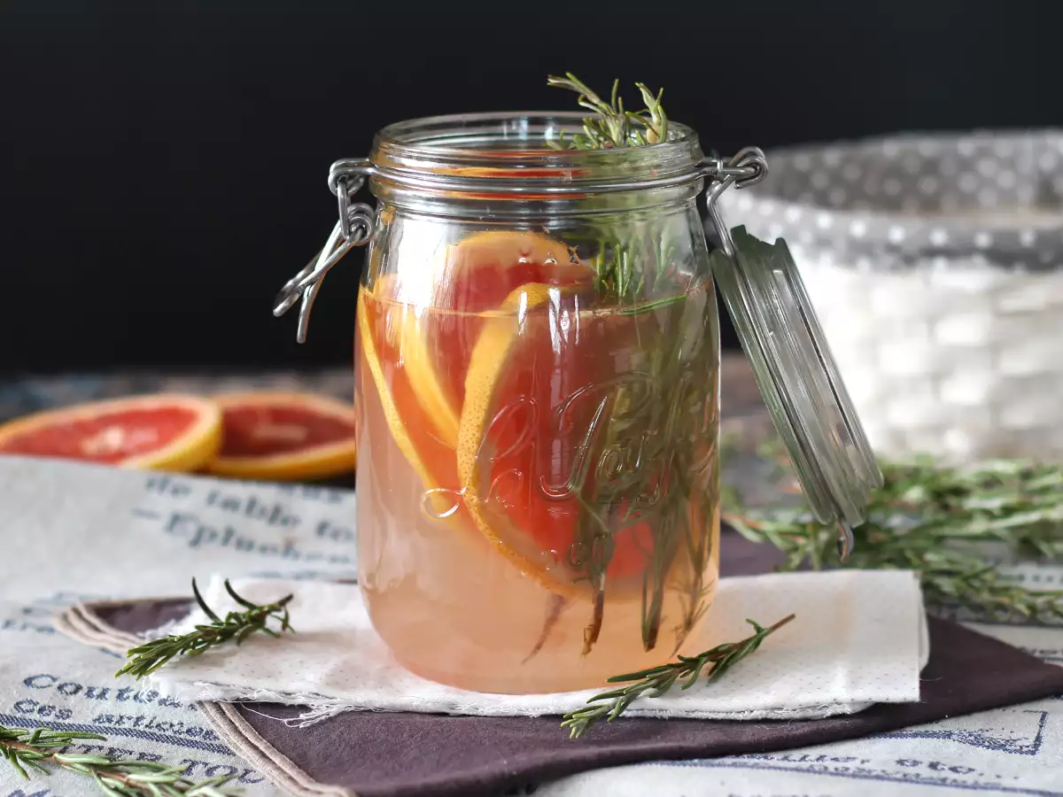 Grapefruit és rozmaring ízű víz: a méregtelenítő ital hozzáadott cukor nélkül