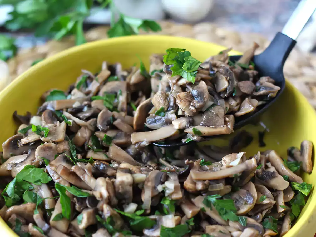 Gyors és egyszerű recept a serpenyőben sült gombához - fotó 2
