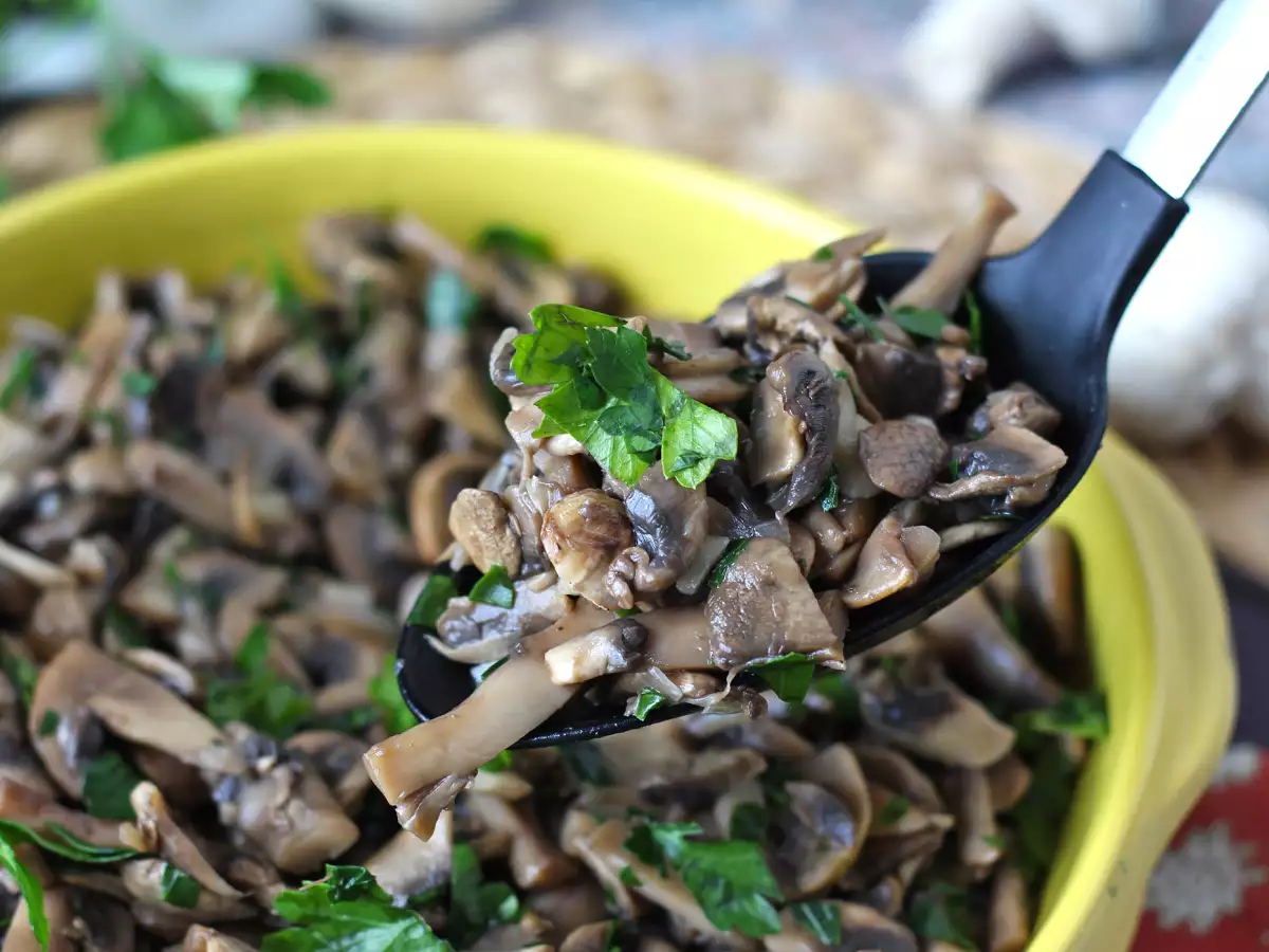 Gyors és egyszerű recept a serpenyőben sült gombához - fotó 4