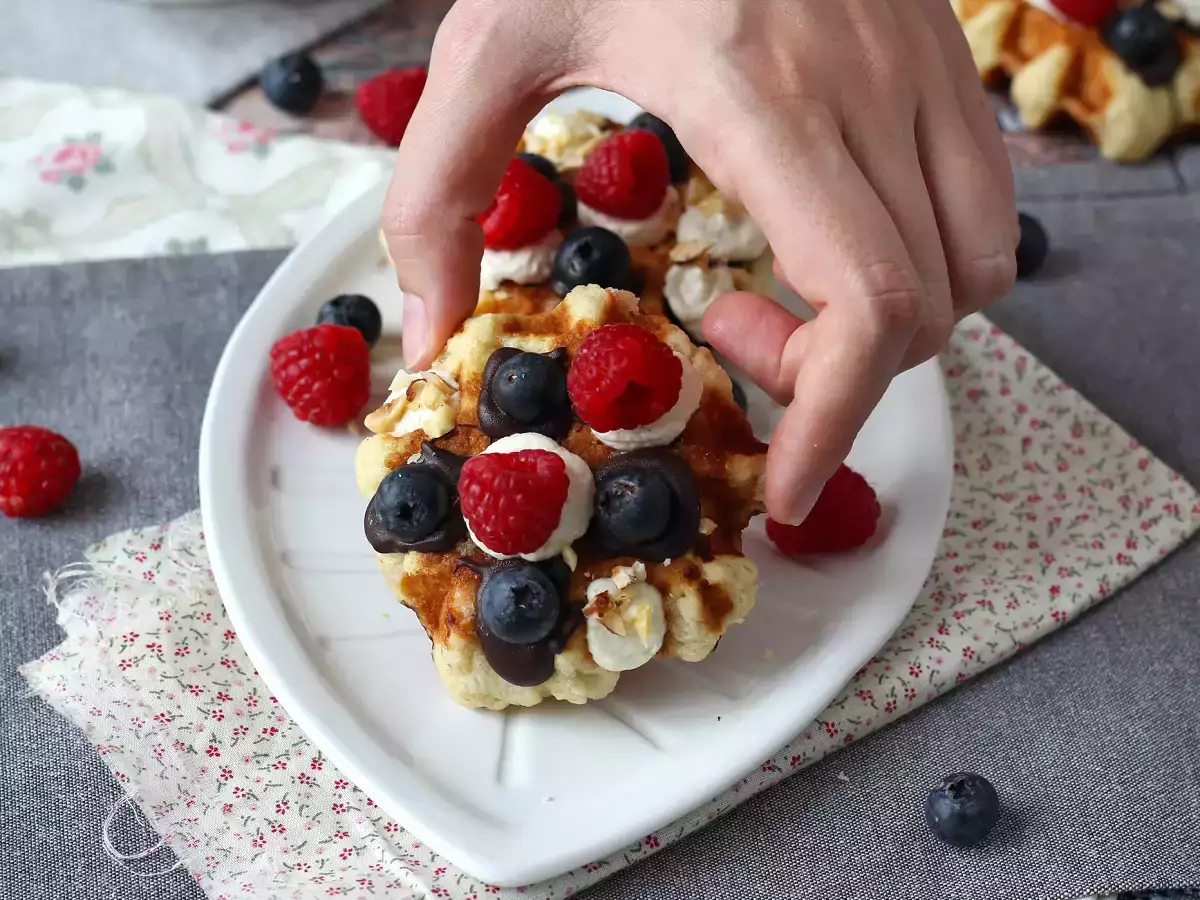 Gyümölcs, csokoládé és tejszínhabos gofri - fotó 4