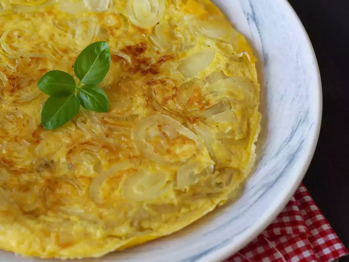 Hagymás omlett, az ízletes és könnyen elkészíthető recept - fotó 2