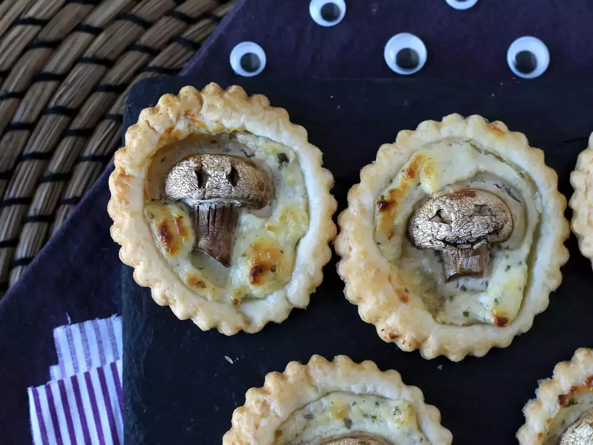 Halloweeni lepény gombával, fokhagymás és gyógynövényes sajttal - fotó 2