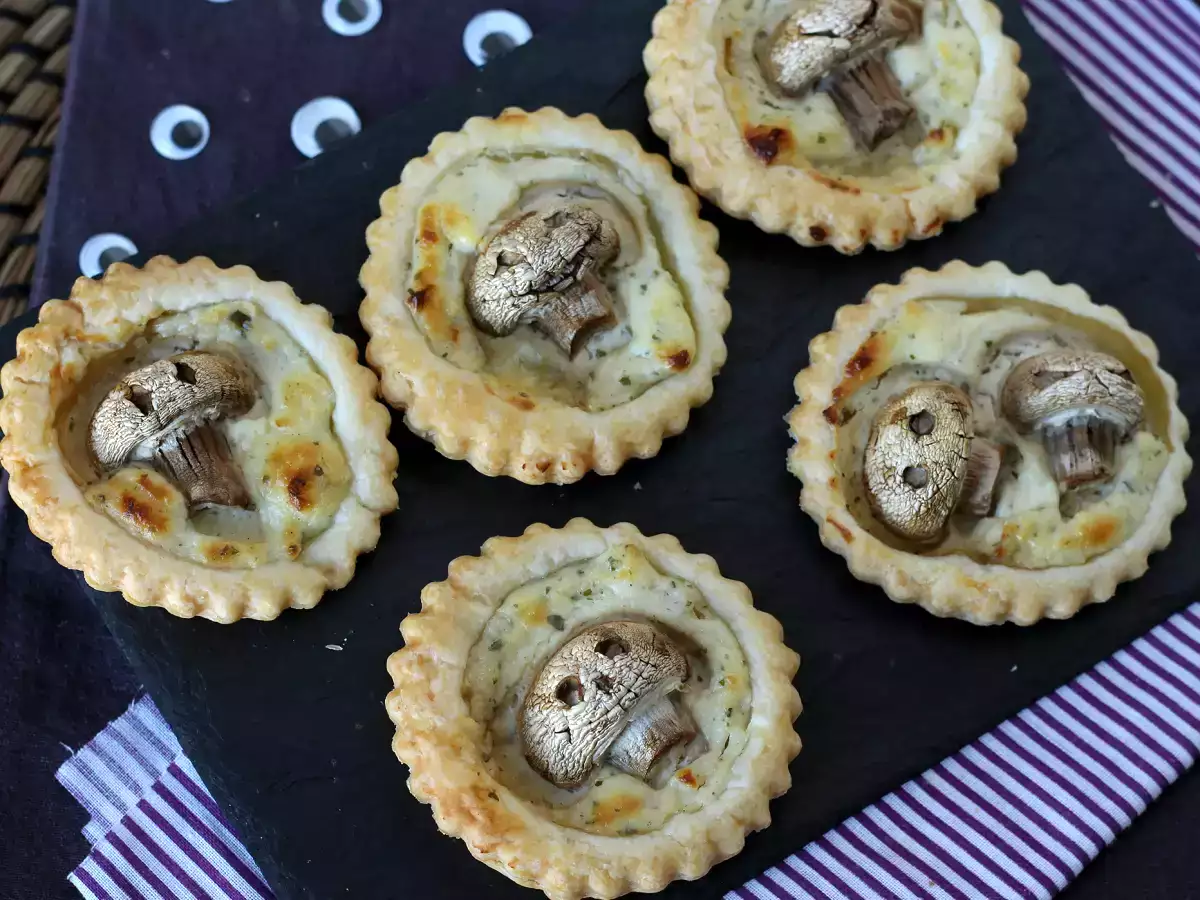 Halloweeni lepény gombával, fokhagymás és gyógynövényes sajttal - fotó 5