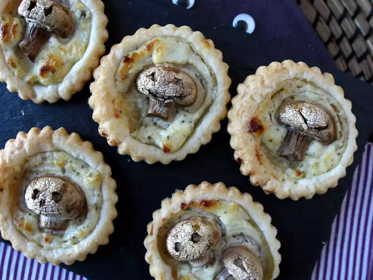 Halloweeni lepény gombával, fokhagymás és gyógynövényes sajttal - fotó 6