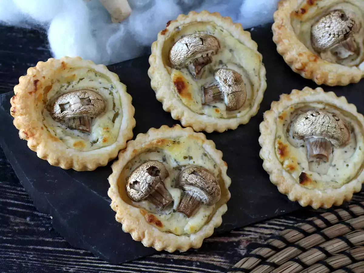 Halloweeni lepény gombával, fokhagymás és gyógynövényes sajttal - fotó 7