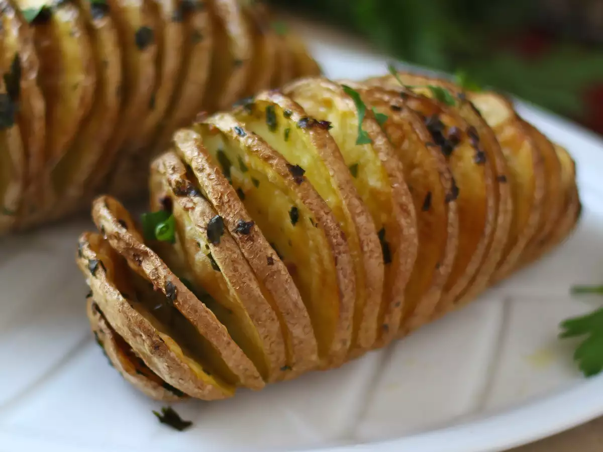 Hasselback burgonya légsütőben: ropogós, szájban olvadó és ultraegyszerű! - fotó 2