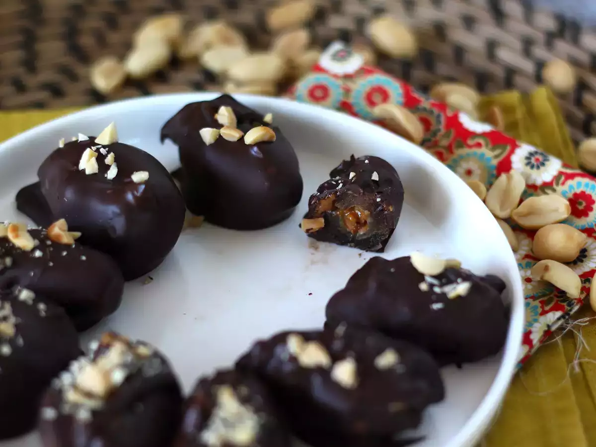 Házi készítésű Snickers: datolya, mogyoró és csokoládé - egészséges snack hozzáadott cukor nélkül. - fotó 4