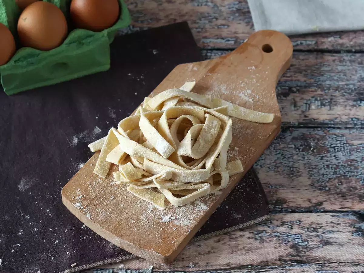 Házi készítésű tagliatelle, az eljárás lépésről lépésre elmagyarázva