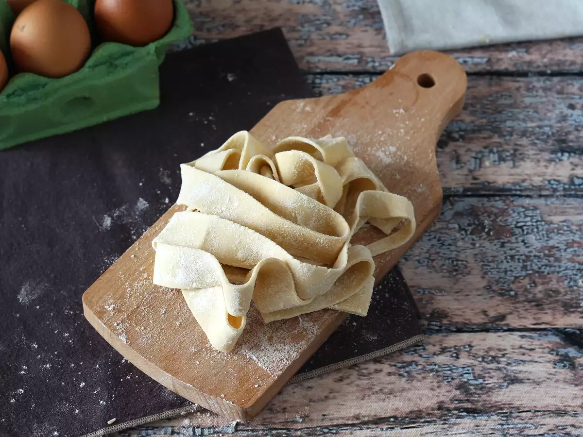Házi készítésű tojás pappardelle: a recept lépésről lépésre elmagyarázva