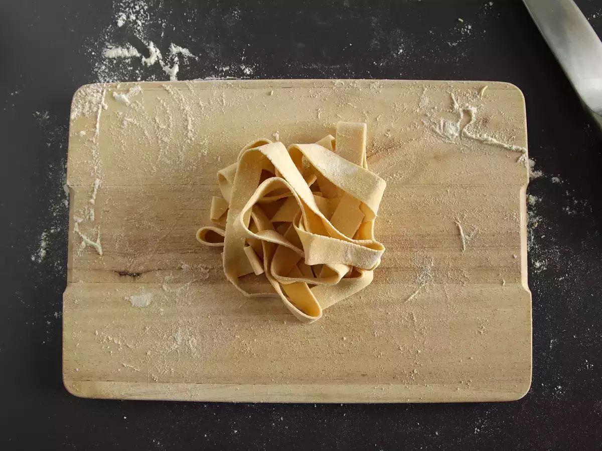 Házi készítésű tojás pappardelle: a recept lépésről lépésre elmagyarázva - fotó 4