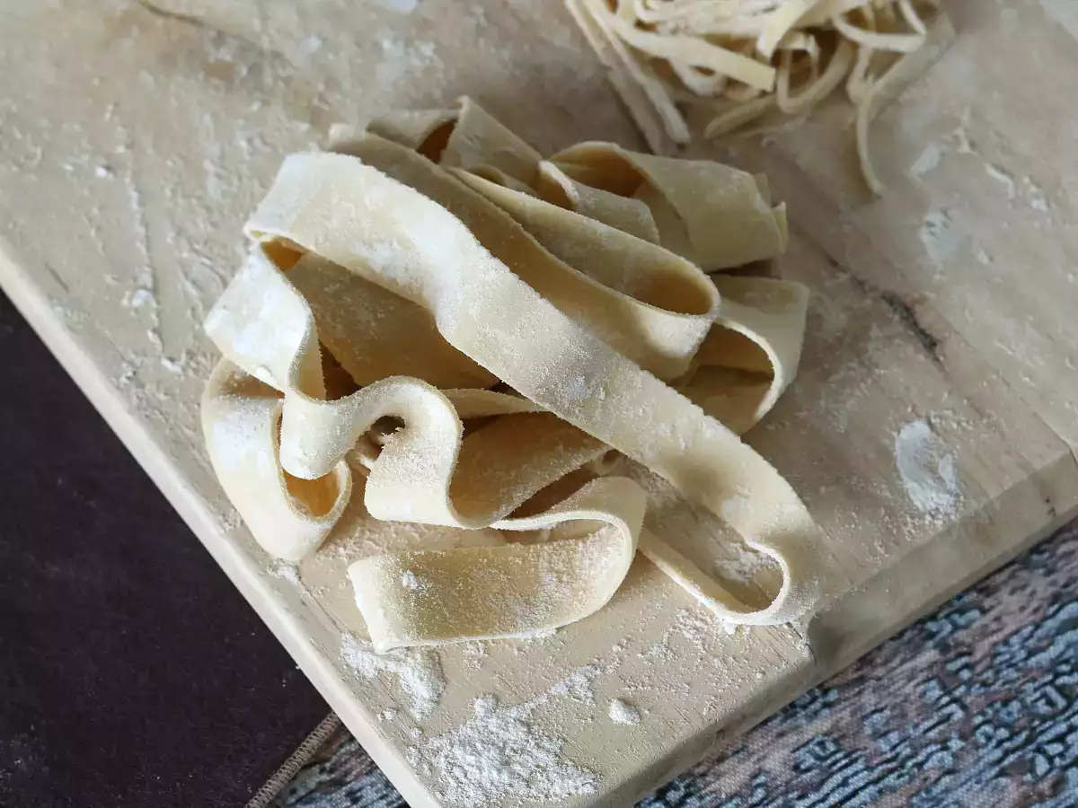 Házi készítésű tojás pappardelle: a recept lépésről lépésre elmagyarázva - fotó 5