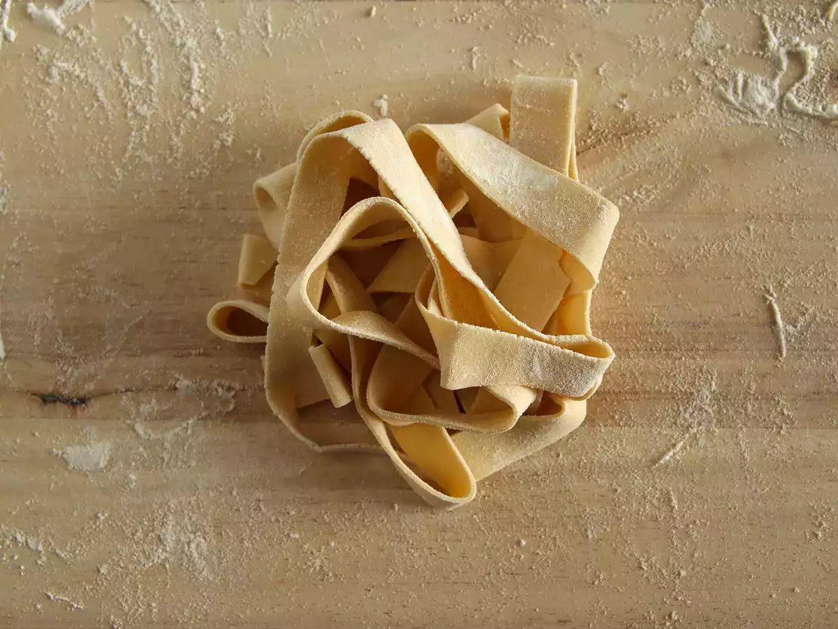 Házi készítésű tojás pappardelle: a recept lépésről lépésre elmagyarázva - fotó 6