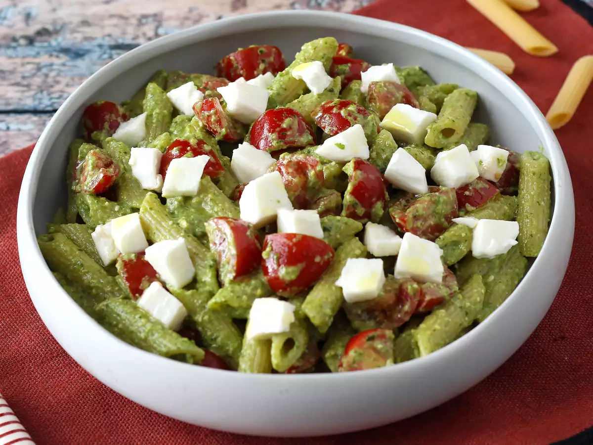 Hideg tészta rukkola pestóval, cseresznyeparadicsommal és mozzarellával: a friss és gyors nyári recept - fotó 2