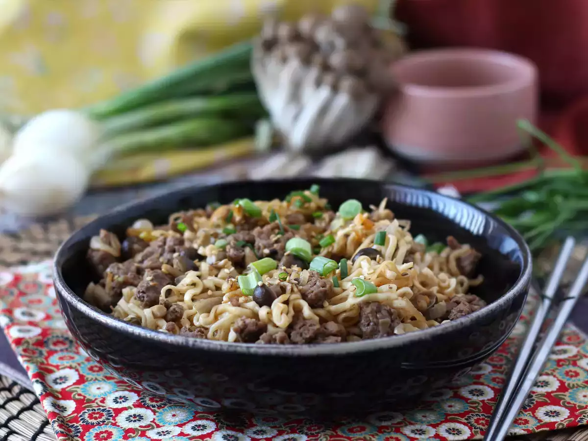 Hogyan főzzük az instant tésztát? Gyors recept marhahússal és gombával! - fotó 3