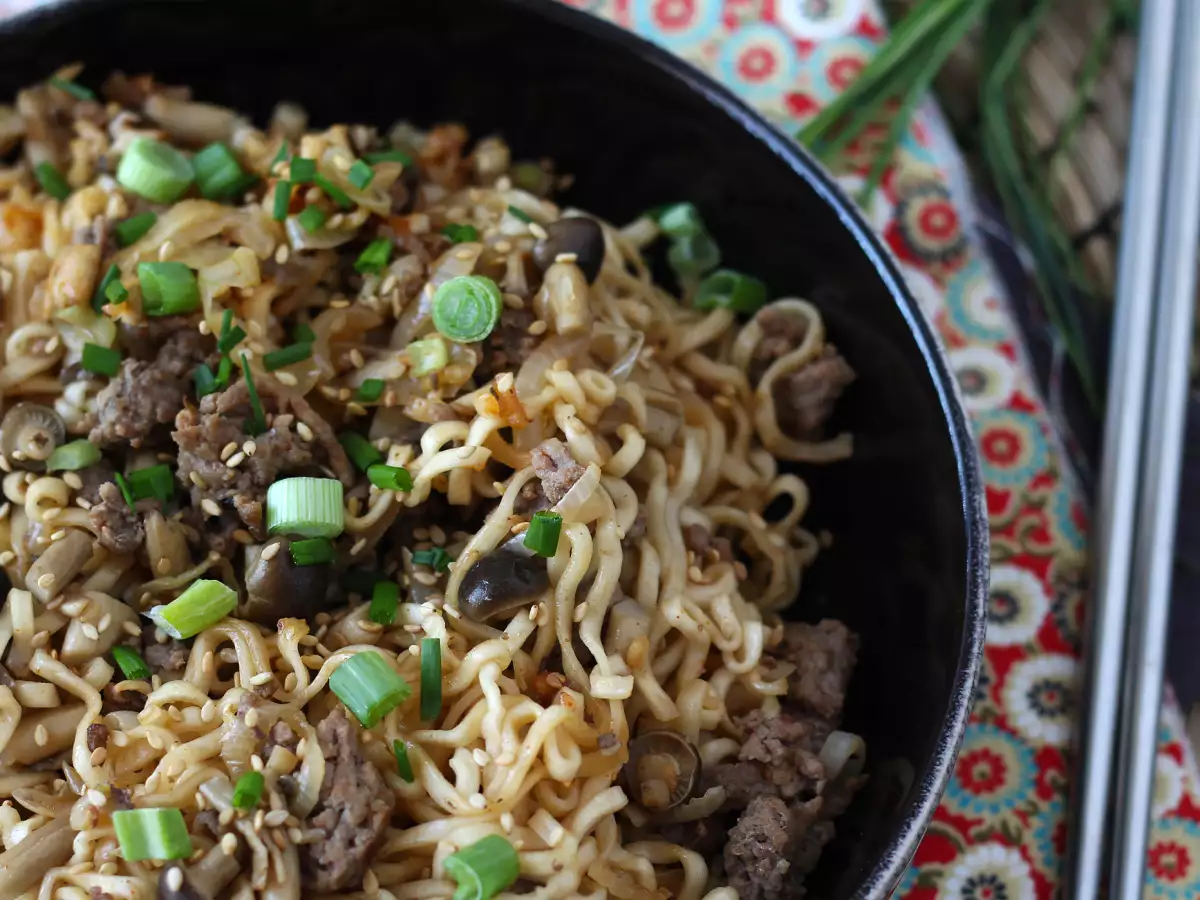 Hogyan főzzük az instant tésztát? Gyors recept marhahússal és gombával! - fotó 4
