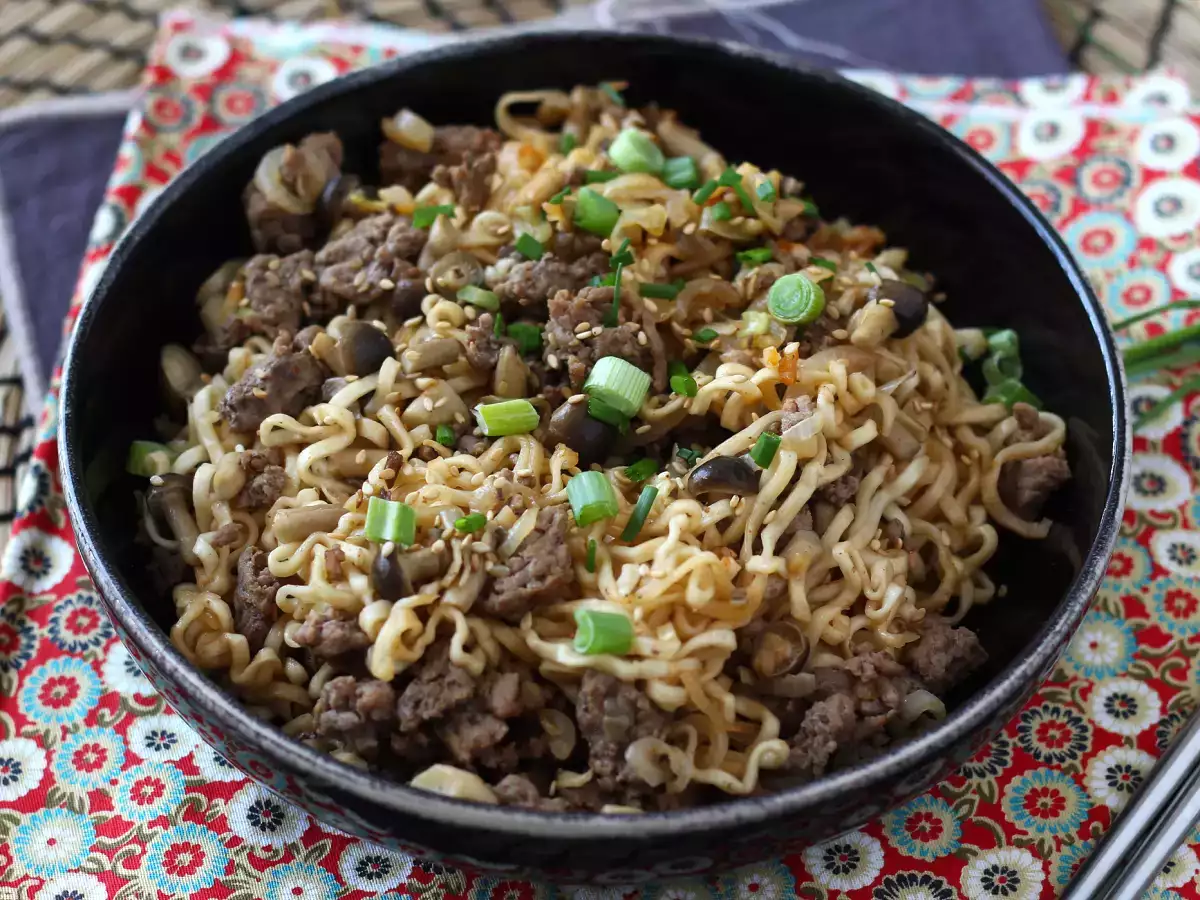 Hogyan főzzük az instant tésztát? Gyors recept marhahússal és gombával! - fotó 6