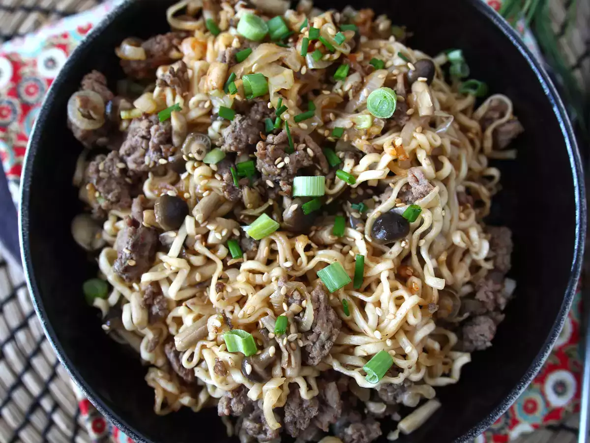 Hogyan főzzük az instant tésztát? Gyors recept marhahússal és gombával! - fotó 7
