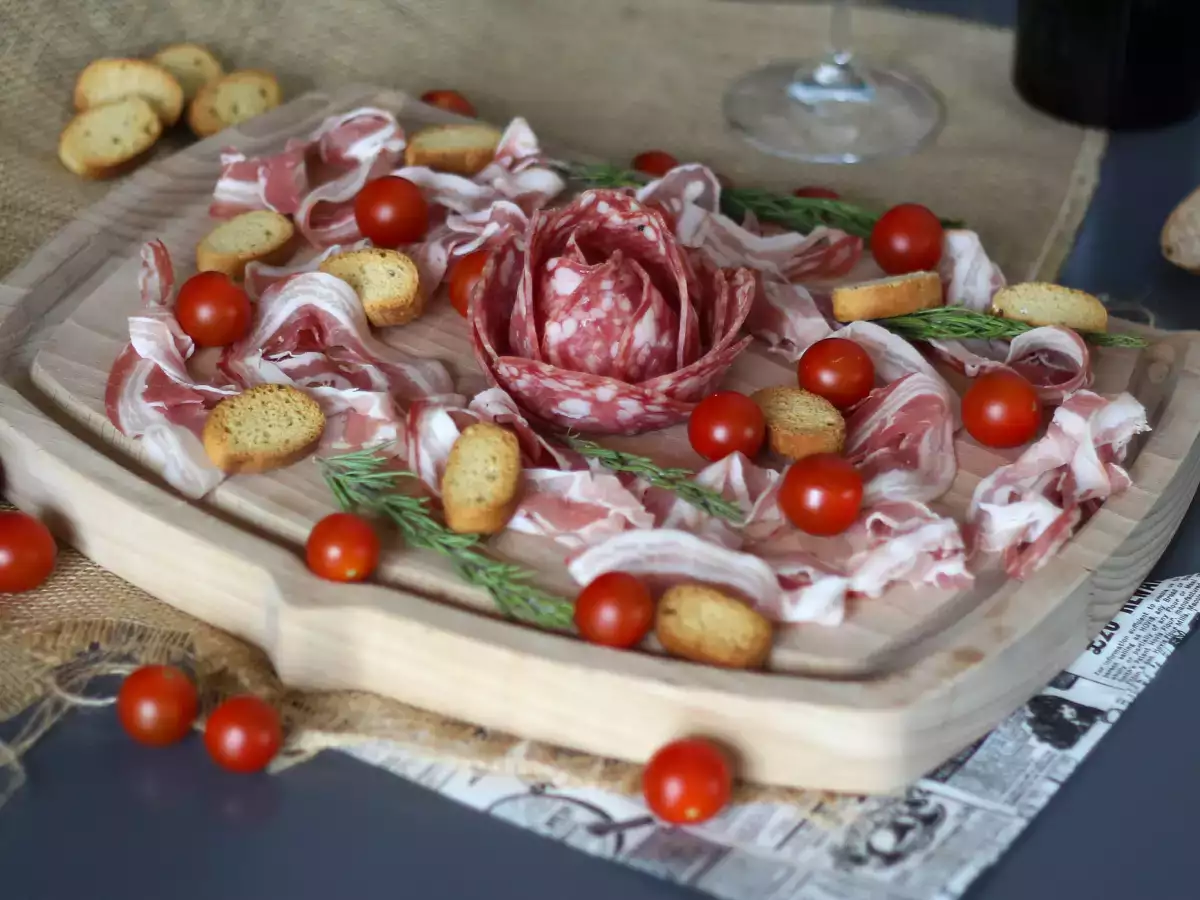 Hogyan készítsünk charcuterie tálat? Hajtsa rózsa alakúra!
