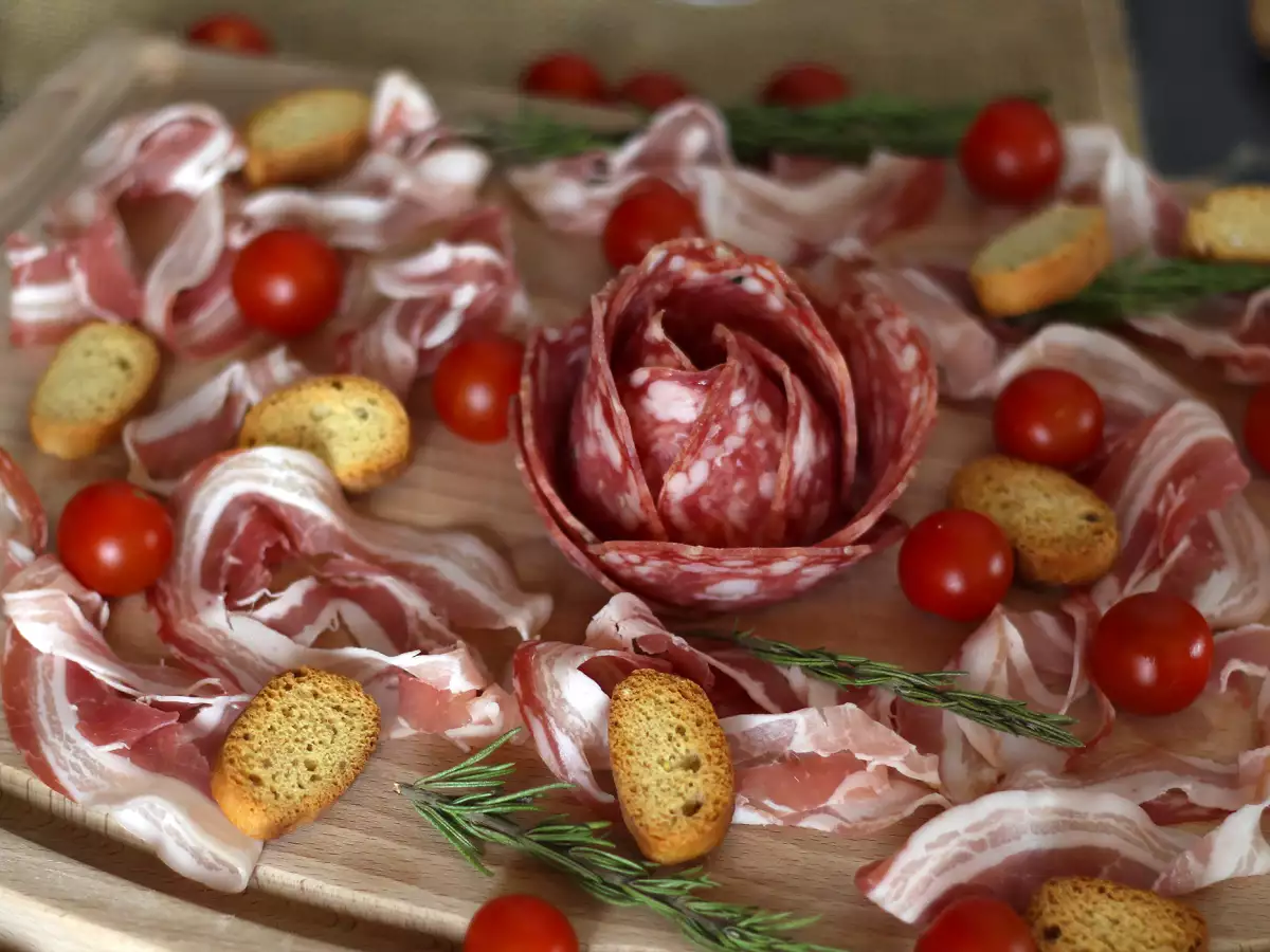 Hogyan készítsünk charcuterie tálat? Hajtsa rózsa alakúra! - fotó 2