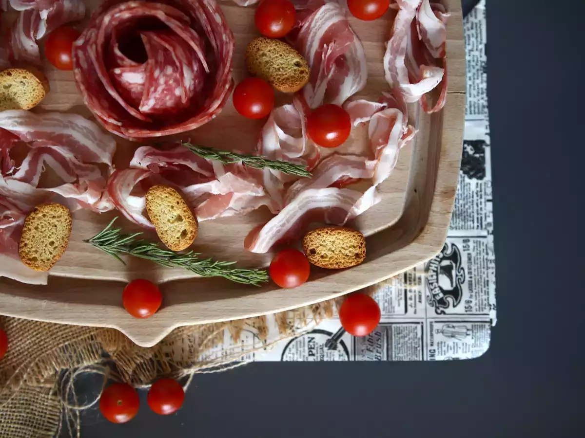 Hogyan készítsünk charcuterie tálat? Hajtsa rózsa alakúra! - fotó 3
