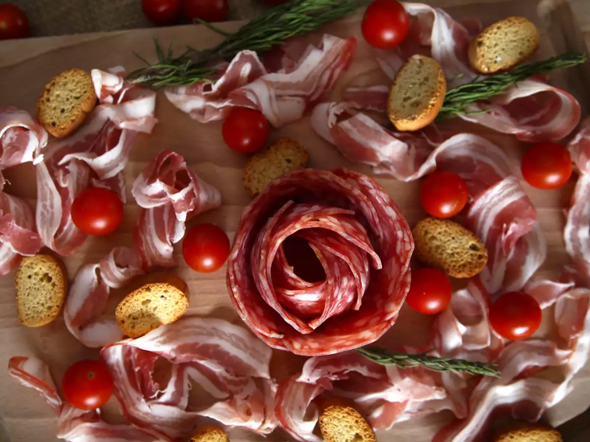 Hogyan készítsünk charcuterie tálat? Hajtsa rózsa alakúra! - fotó 4
