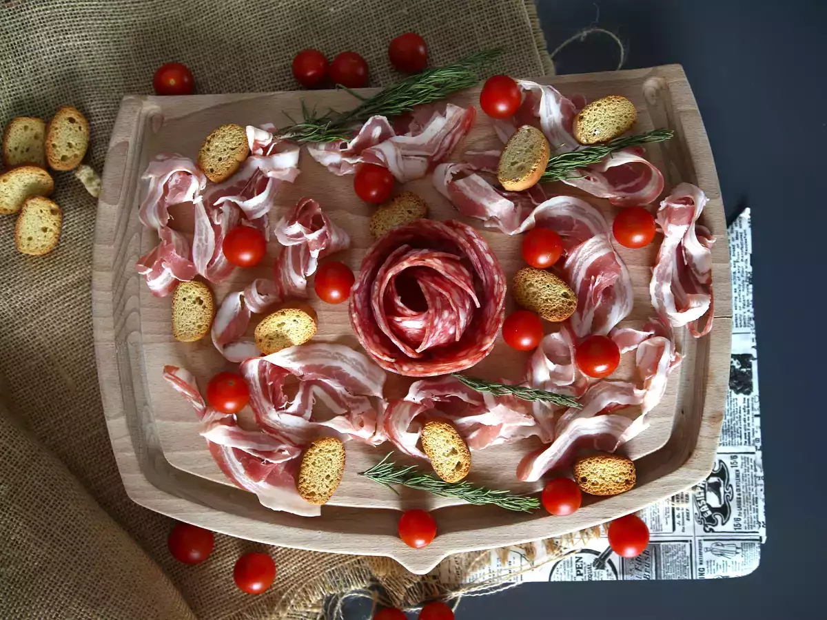 Hogyan készítsünk charcuterie tálat? Hajtsa rózsa alakúra! - fotó 5