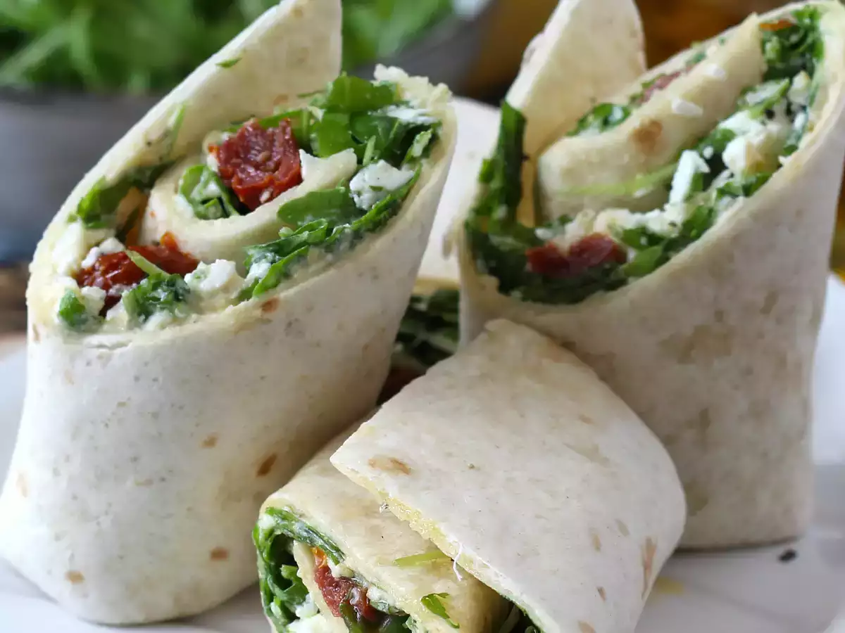 Hummusszal, rukkolával, paprikával és fetával töltött mediterrán wrap - fotó 2