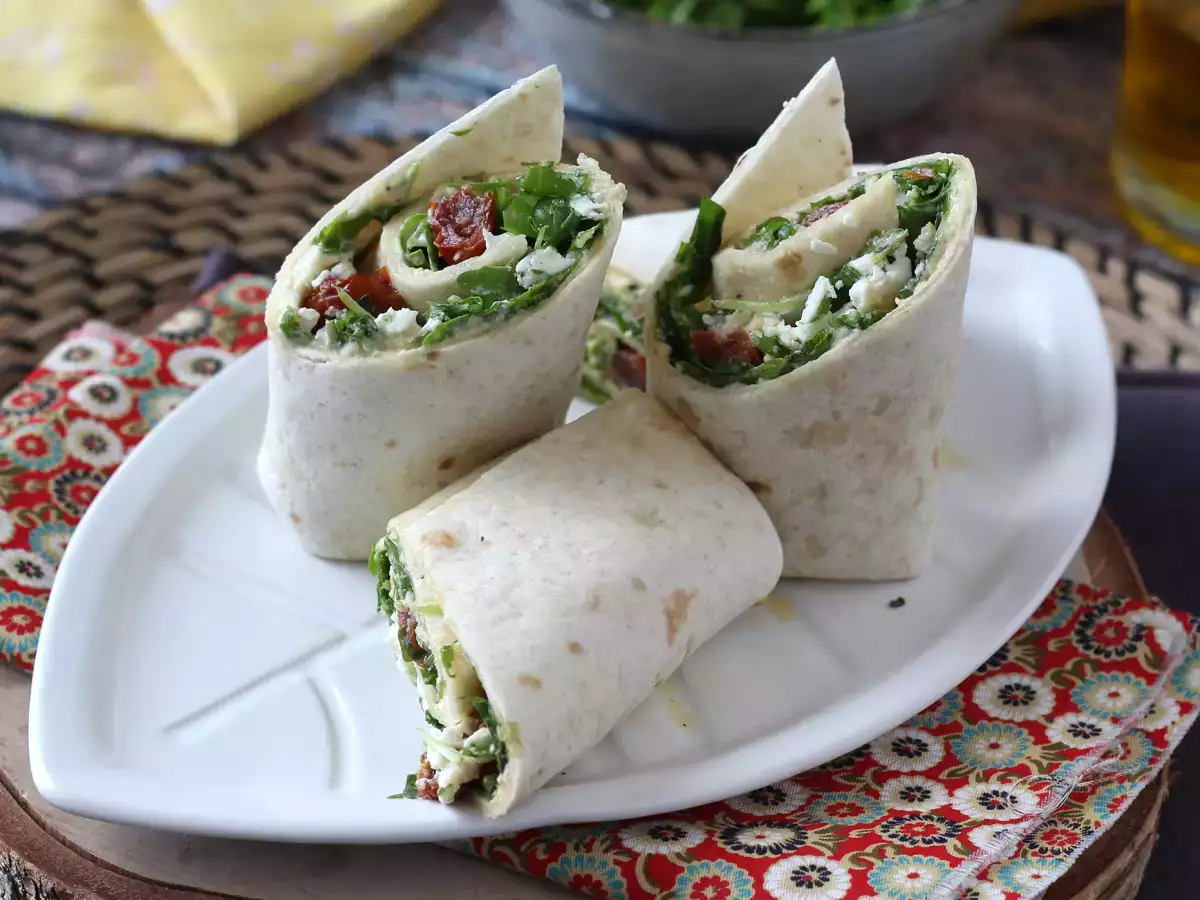 Hummusszal, rukkolával, paprikával és fetával töltött mediterrán wrap - fotó 3