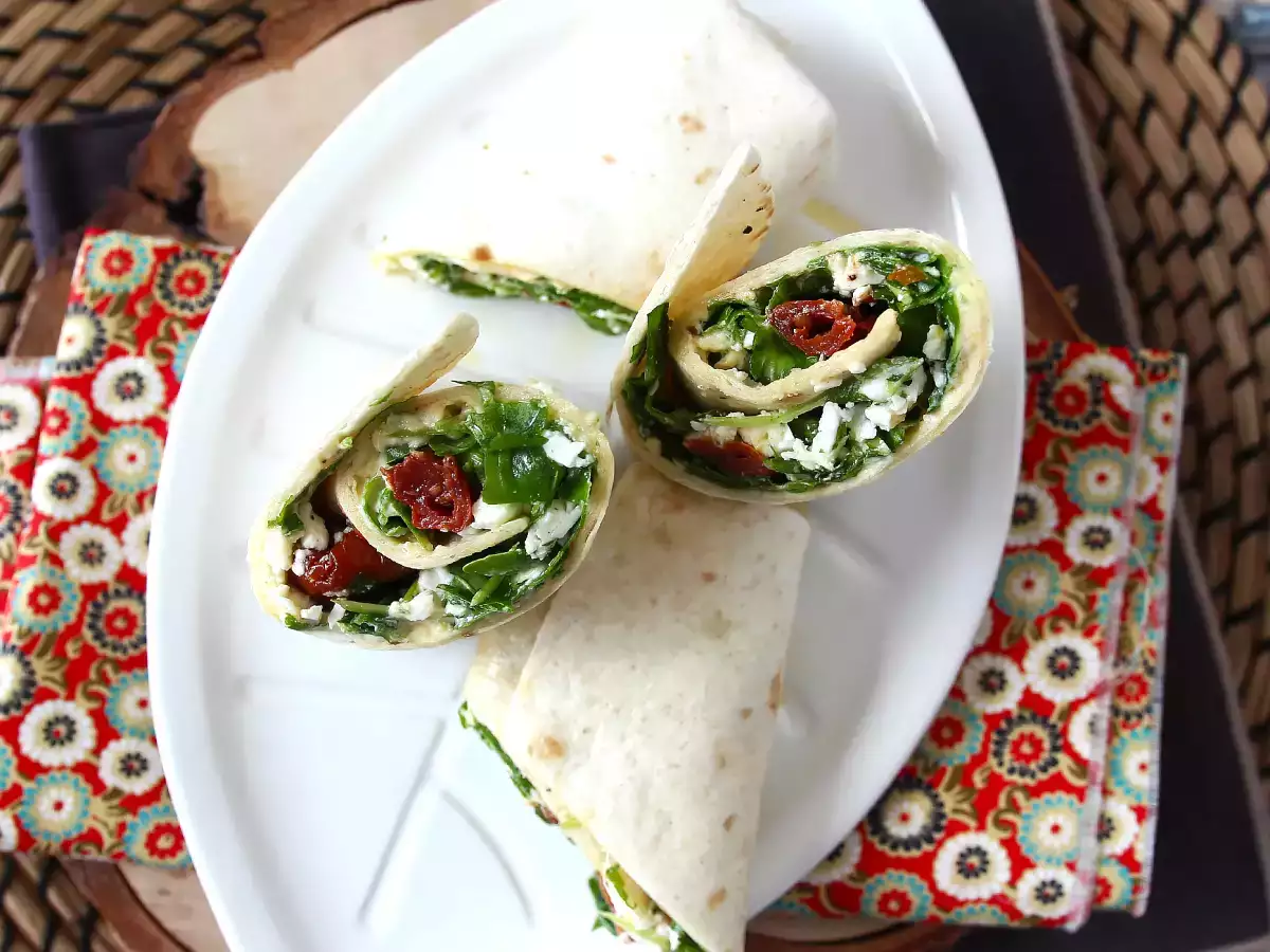 Hummusszal, rukkolával, paprikával és fetával töltött mediterrán wrap - fotó 4