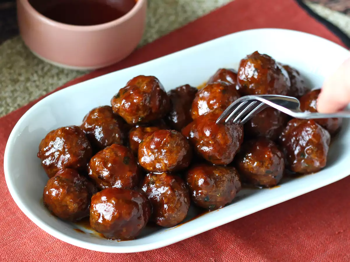 Húsgombócok légsütőben édes és savanyú barbecue mártással: egyszerű és ízletes recept