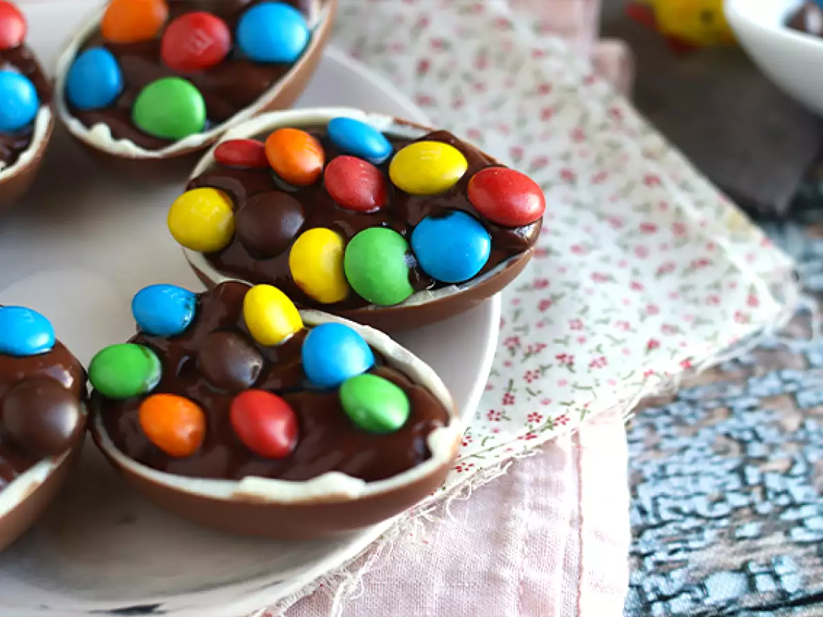 Húsvéti tojások csokoládé desszertkrémmel és M&M's-sel töltve - fotó 2