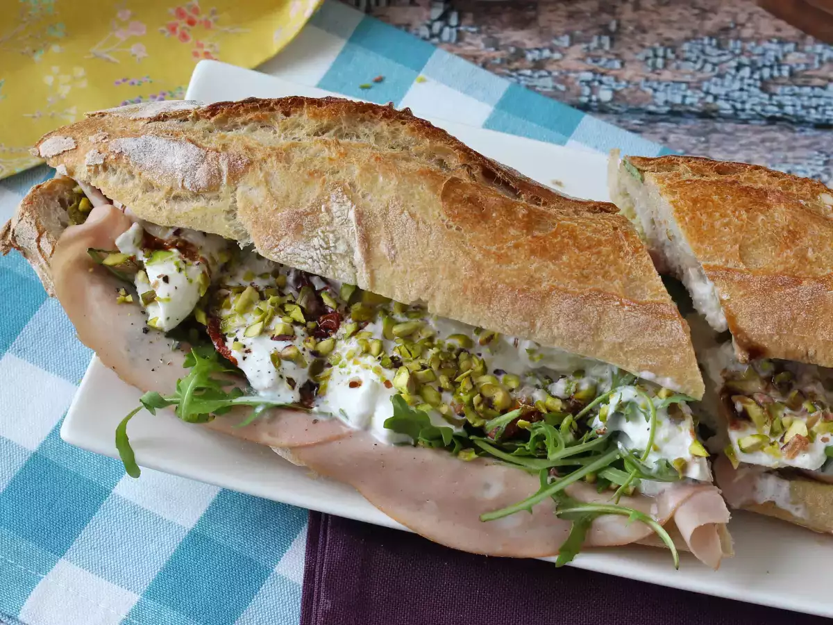 Ínyenc olasz szendvics mortadellával és burrata sajttal - fotó 2