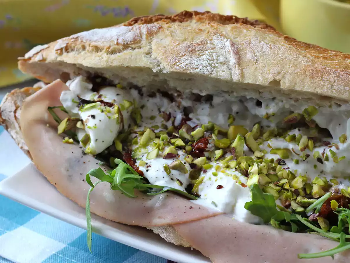 Ínyenc olasz szendvics mortadellával és burrata sajttal - fotó 3