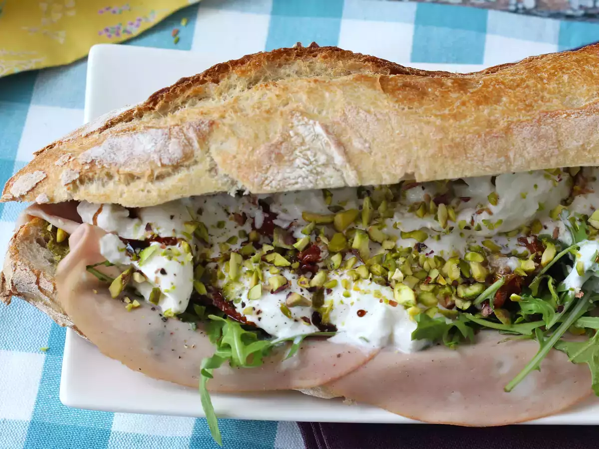 Ínyenc olasz szendvics mortadellával és burrata sajttal - fotó 4