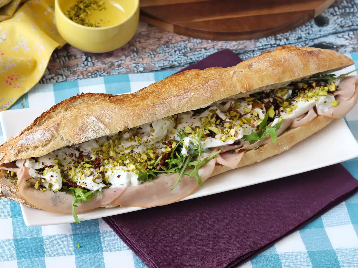 Ínyenc olasz szendvics mortadellával és burrata sajttal - fotó 6