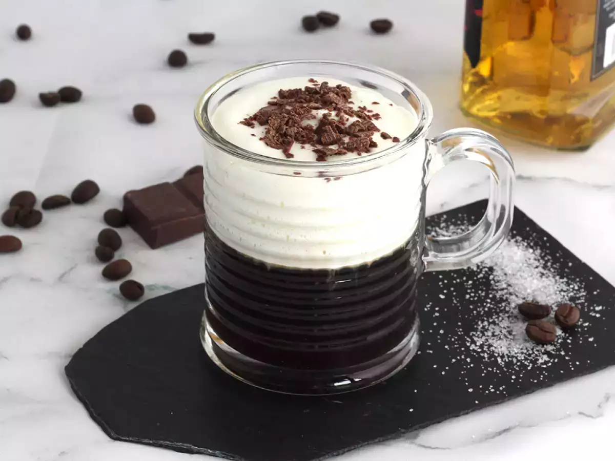 Irish Coffee (kávé whiskyvel és tejszínhabbal)