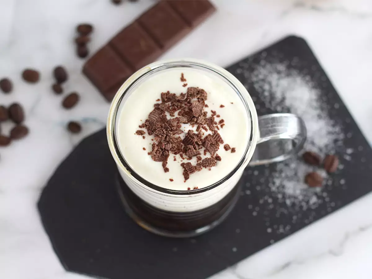 Irish Coffee (kávé whiskyvel és tejszínhabbal) - fotó 2