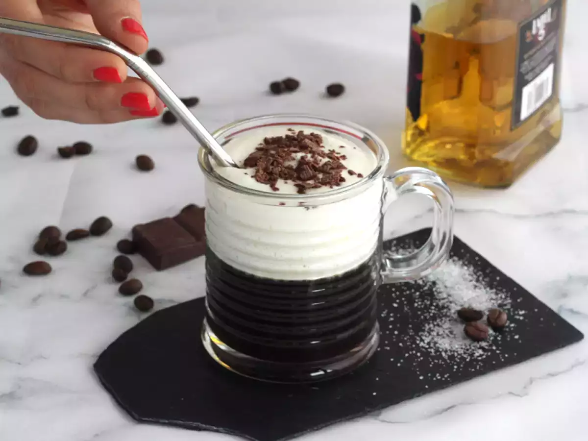 Irish Coffee (kávé whiskyvel és tejszínhabbal) - fotó 3