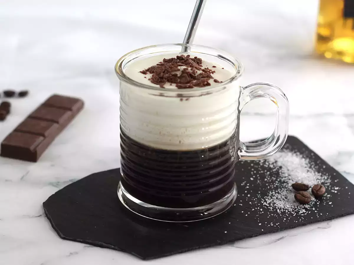 Irish Coffee (kávé whiskyvel és tejszínhabbal) - fotó 4