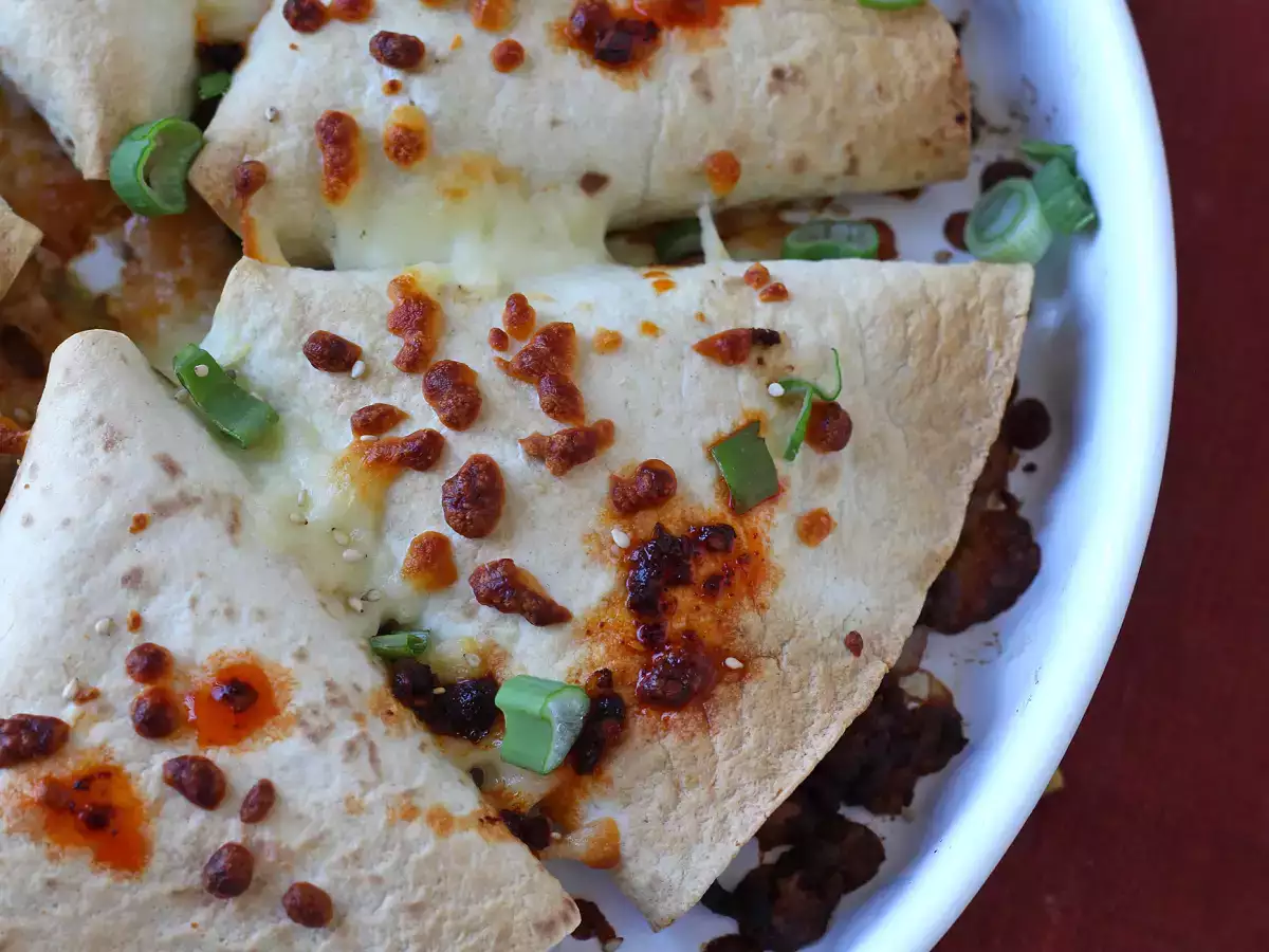 Kemencében sült tortillák quesadillával és fűszeres marhahús töltelékkel