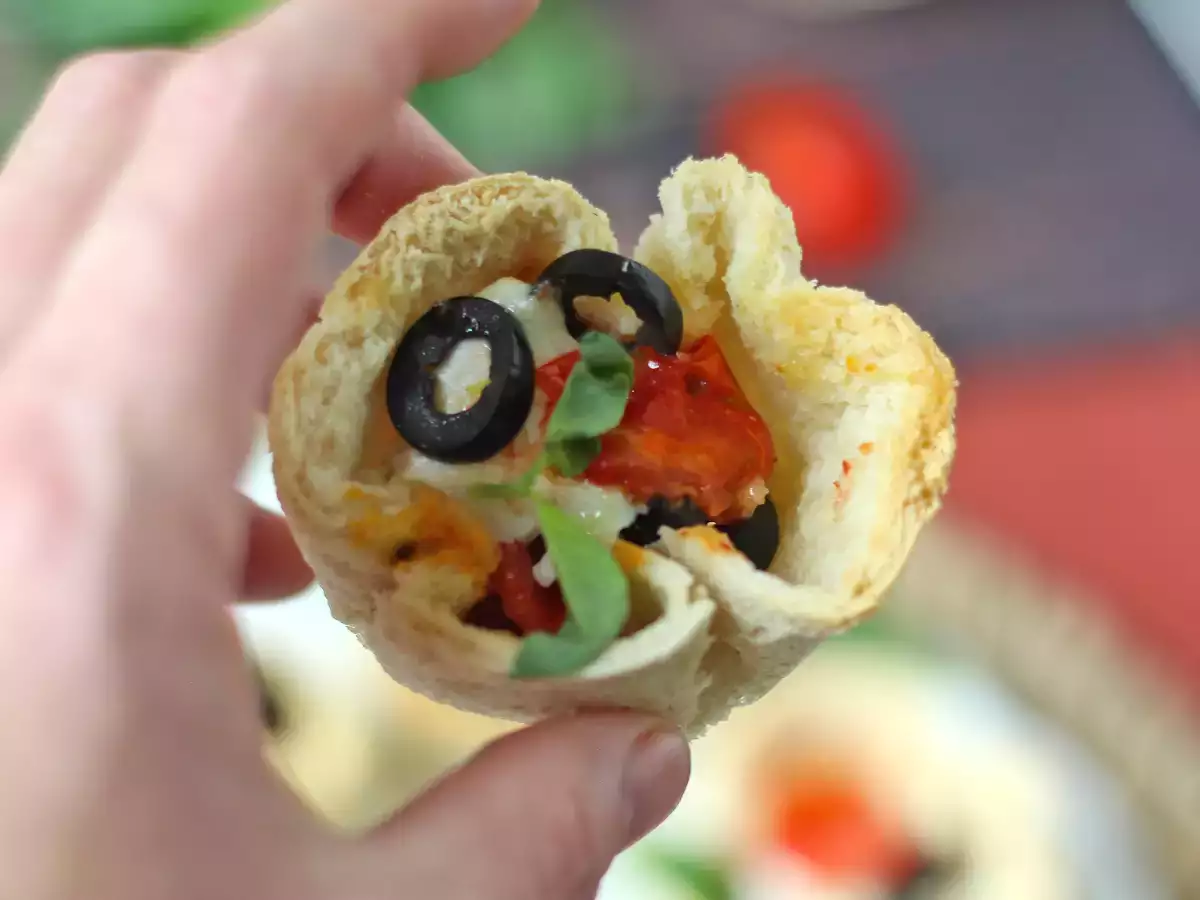 Kenyérkosár mozzarellával, cseresznyeparadicsommal és fekete olajbogyóval - fotó 5