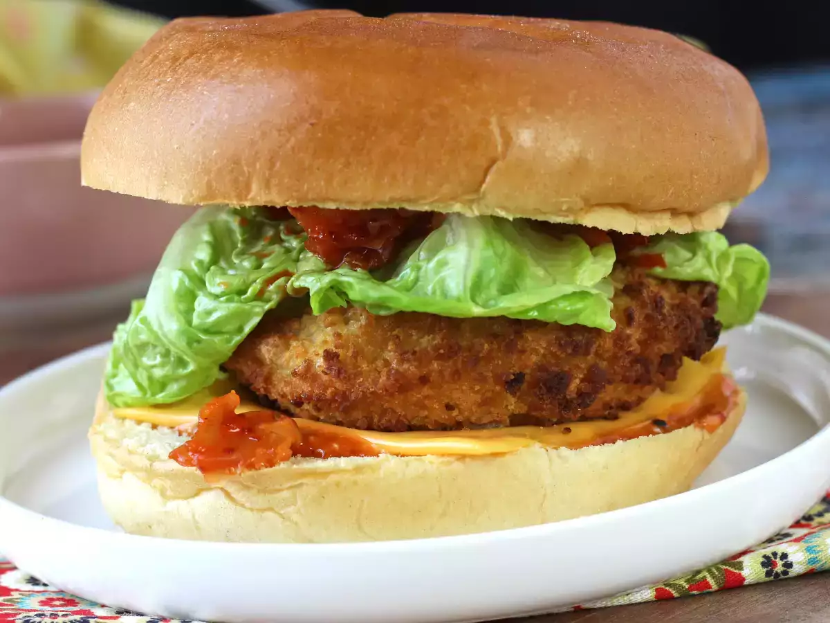 Koreai módra panírozott csirke-burger: ropogós, fűszeres és rendkívül ínycsiklandó - fotó 5
