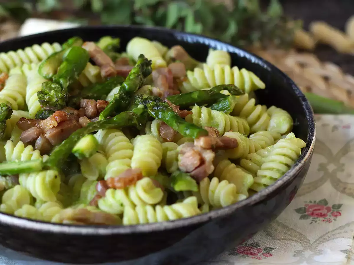 Krémes spárga és szalonna tészta: egyszerű és ízletes recept - fotó 2