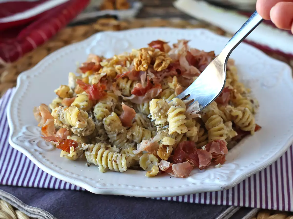 Krémes tészta radicchióval, ropogós szalonnával és dióval: gyors és ellenállhatatlan recept - fotó 2