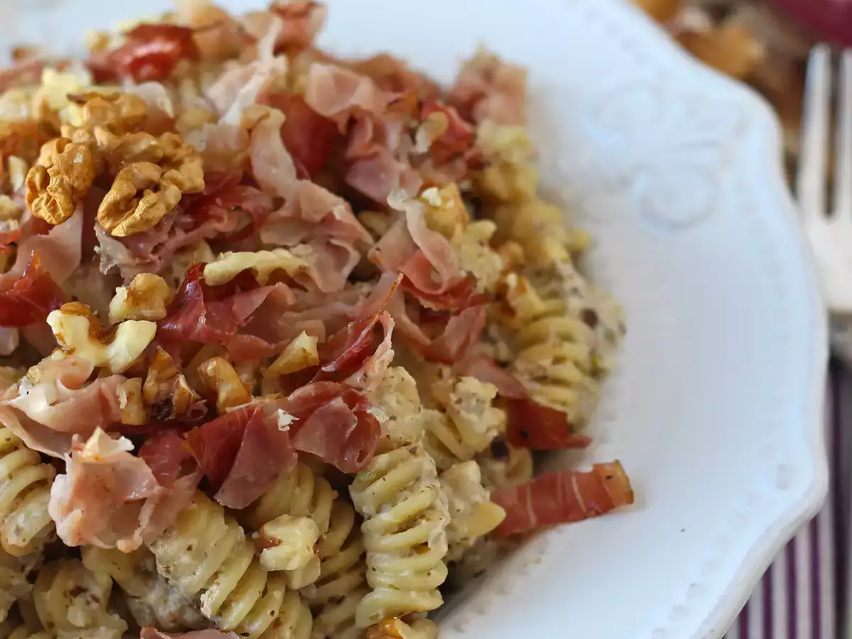 Krémes tészta radicchióval, ropogós szalonnával és dióval: gyors és ellenállhatatlan recept - fotó 3