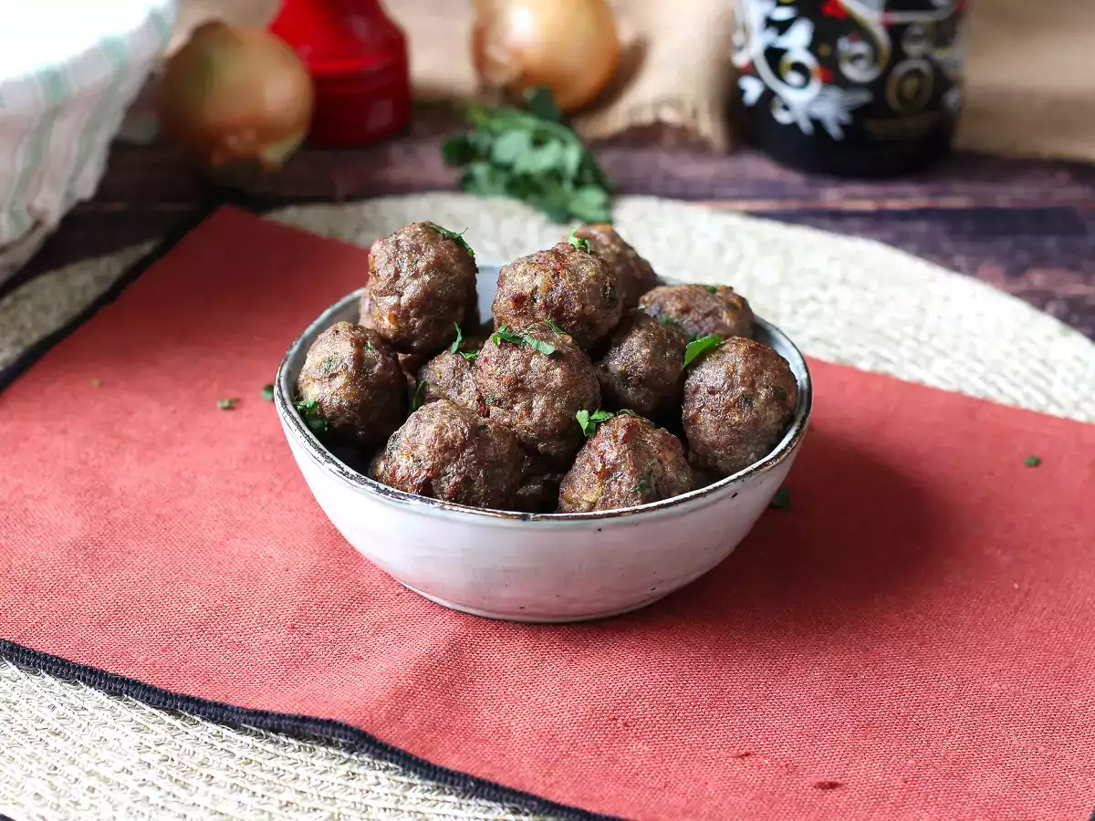 Lágy húsgombócok légsütőben: gyors és egyszerű recept marhahússal - fotó 2