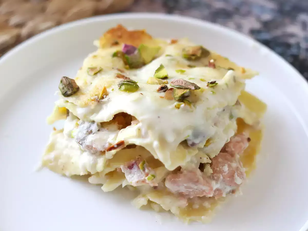 Lazacos lasagne burratával és krémes, ropogós pisztáciával